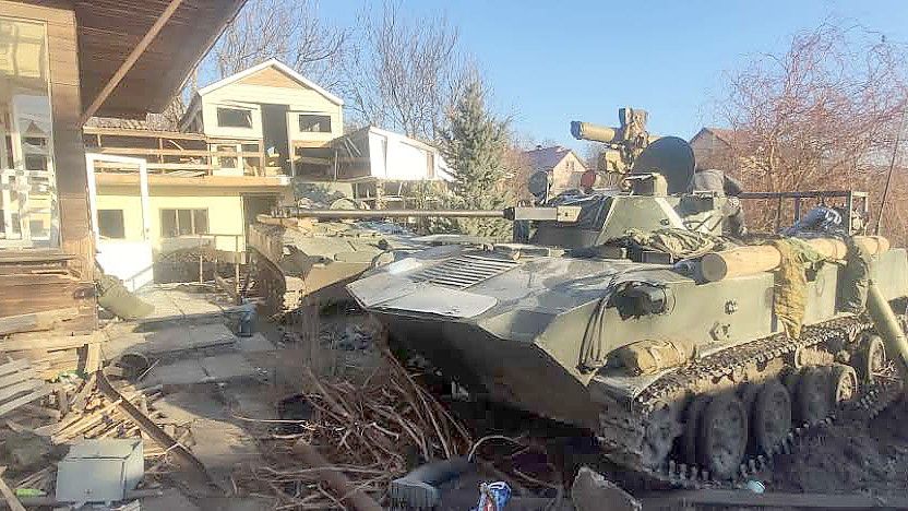 Ein Panzer steht neben von der russischen Armee zerstörten Häusern in der Nordukraine. Foto: -/Ukrinform/dpa