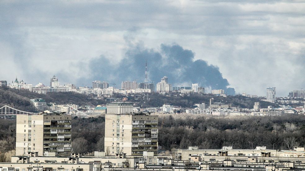 Ein Bild vom Sonntagmorgen in der ukrainischen Hauptstadt Kiew: Rauch steigt über dem Stadtteil auf, der am rechten Ufer des Dnipro liegt. Russische Truppen waren in die Hauptstadt vorgedrungen. Foto: DPA