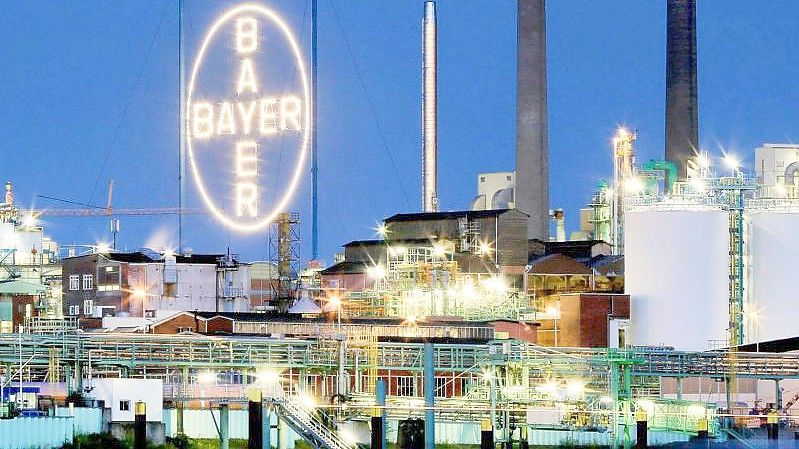 Das Bayer Werk in Leverkusen. Bayer macht wieder einen Jahresgewinn. Foto: Oliver Berg/dpa
