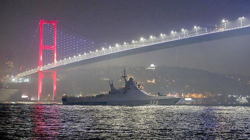 Ein Patrouillenboot der Bykow-Klasse der russischen Marine durchquert den Bosporus auf dem Weg zur russischen Flotte im Schwarzen Meer. Foto: Emrah Gurel/AP/dpa/Archivbild