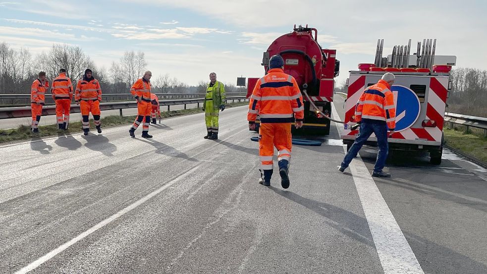 Bei dem Unfall war unter anderem Diesel ausgelaufen. Foto: Nording