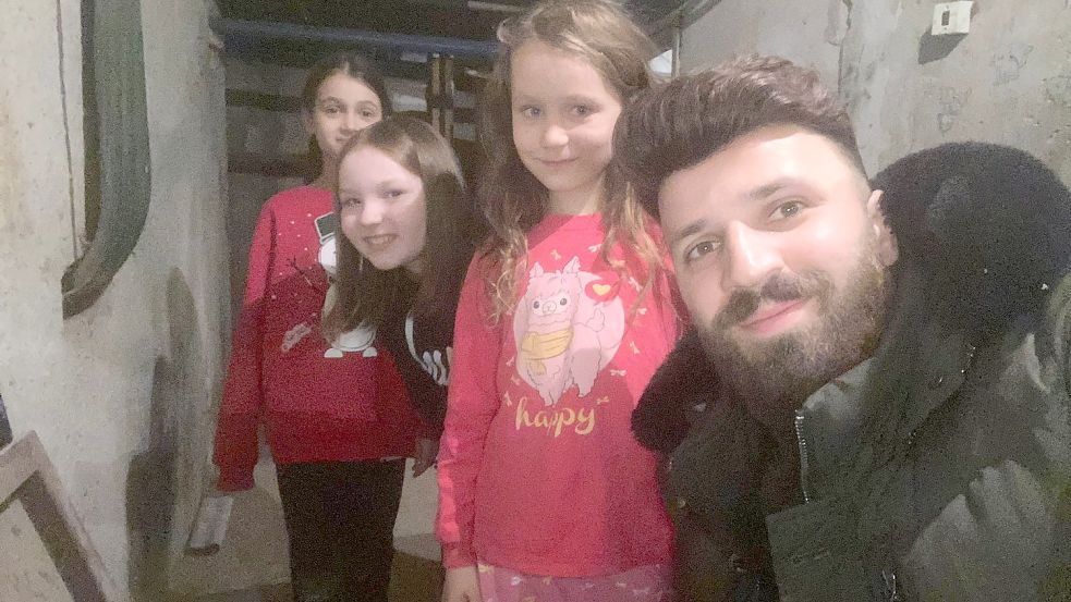 In einem Keller in Charkiw fand Abdullah Dogan tagelang Schutz vor den russischen Anschlägen. In diesem lernte er auch diese ukrainischen Mädchen kennen. Sie befinden sich noch immer in Charkiw. Foto: Privat
