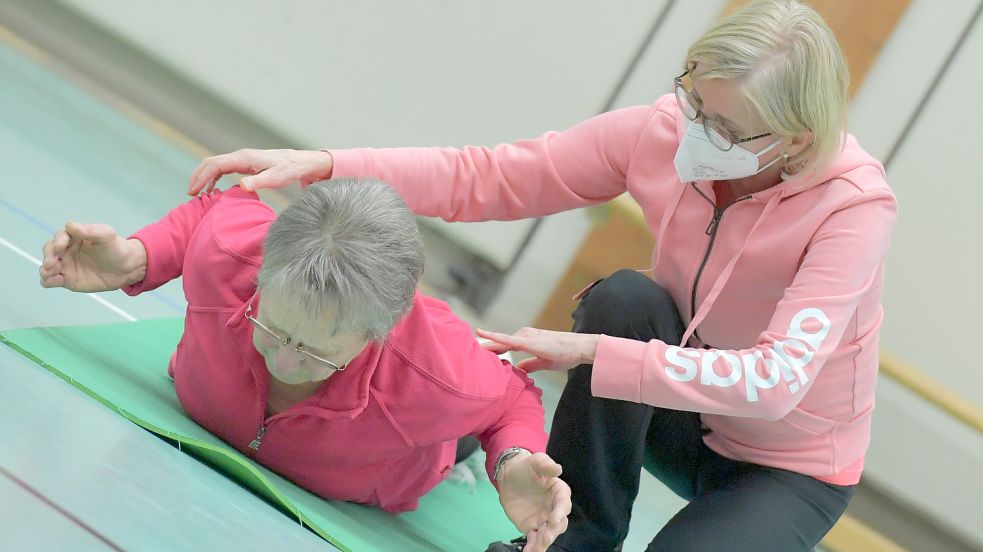Inge Adler (links) erhält von Übungsleiterin Astrid Broß kleine Korrekturhinweise. Auch dank des Rehasports fühlt sich die 74-Jährige nach ihren Operationen viel beweglicher. Fotos: Ortgies
