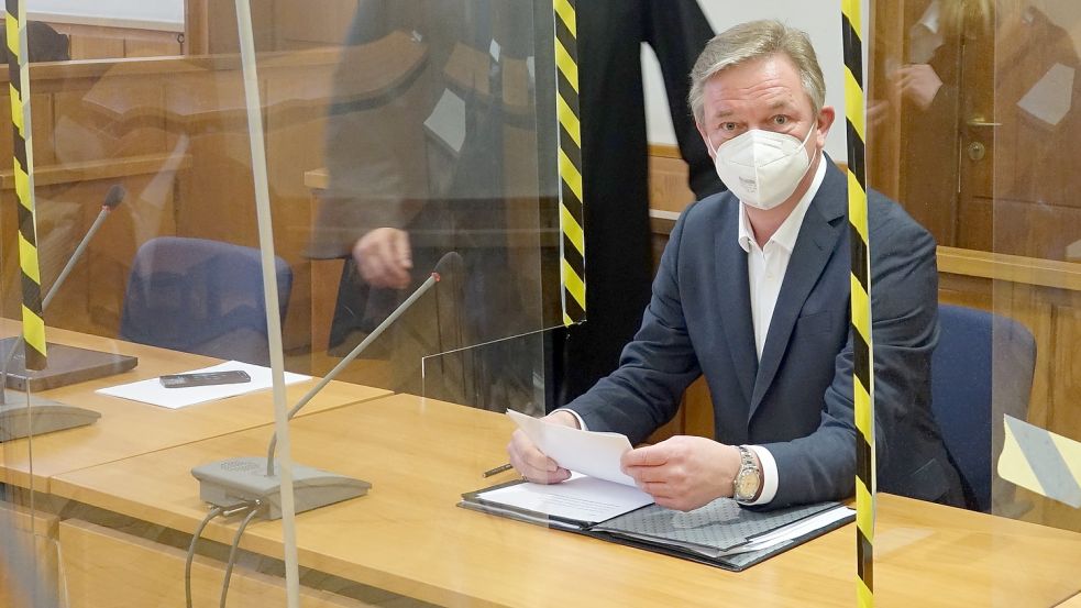 Der ehemalige EWE-Vorstandsvorsitzende Matthias Brückmann ist vor dem Landgericht Oldenburg angeklagt. Foto: Kohler/dpa