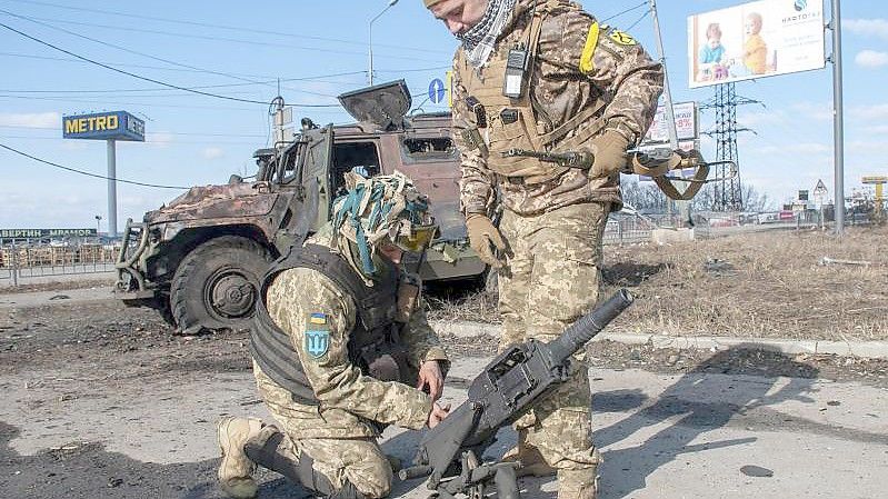 Ukrainische Soldaten in Charkiw. Foto: Marienko Andrew/AP/dpa