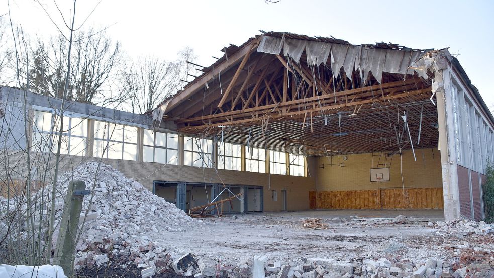 Ein Teil der Sporthalle der Grundschule Völlenerfehn ist schon abgerissen worden. Foto: Ammermann