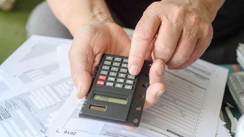 Wer nach einer Naturkatastrophe Handwerkerleistungen bei der Steuererklärung geltend machen will, muss beim Finanzamt eine Rechnung dafür vorlegen. Foto: Mirgeler/DPA