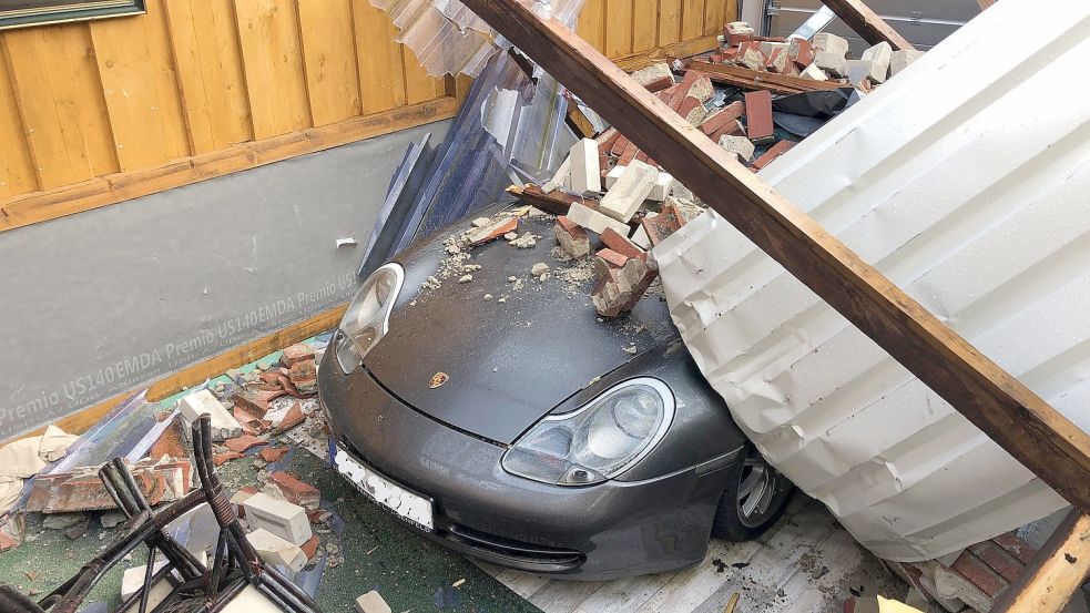 Im Februar war beim Orkan „Zeynep“ in Eversmeer (Landkreis Aurich) dieser Porsche von einem zerstörten Garagengiebel stark beschädigt worden. Foto: Fäustel