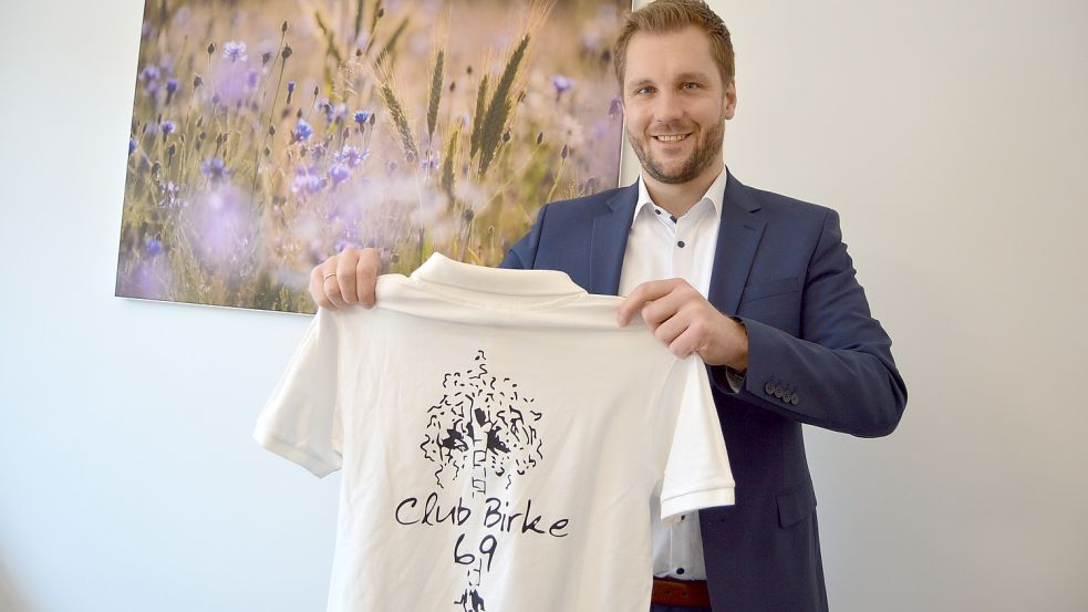 Wie so viele andere Vereine und Gruppen auch wartet der Club Birke 69 Strücklingen auf weitere Lockerungen der Corona-Beschränkungen. Sollte dies geschehen, könnten die Mitglieder auch wieder ihr selbst gestaltetes T-Shirt präsentieren, wie es der Vorsitzende Lars Kramer hier vormacht. Foto: Weers