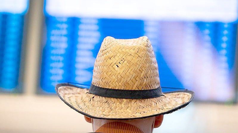 Auf in den Urlaub: Die Reisewirtschaft sieht Anzeichen für eine deutliche Erholung der Branche. Foto: Jonas Walzberg/dpa