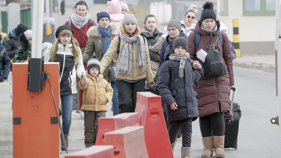Am Mittwoch an einem ukrainisch-polnischen Grenzübergang: Frauen und Kinder auf der Flucht aus der Ukraine. Das UN-Flüchtlingshilfswerk gab am Dienstag bekannt, dass seit Beginn der russischen Invasion rund 660.000 Menschen aus der Ukraine in die Nachbarländer geflohen sind. Foto: Visar Kryeziu/AP/dpa