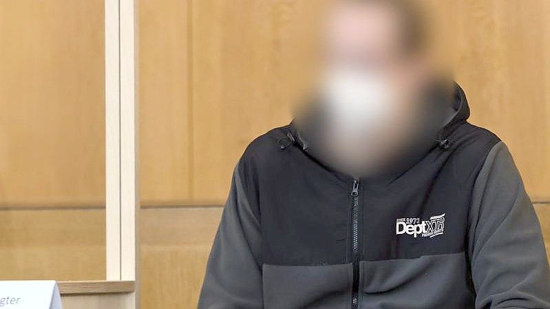 Der Angeklagte im Amtsgericht Aschaffenburg. Der 29-Jährige steht wegen fahrlässiger Tötung vor Gericht. Foto: Karl-Josef Hildenbrand/dpa