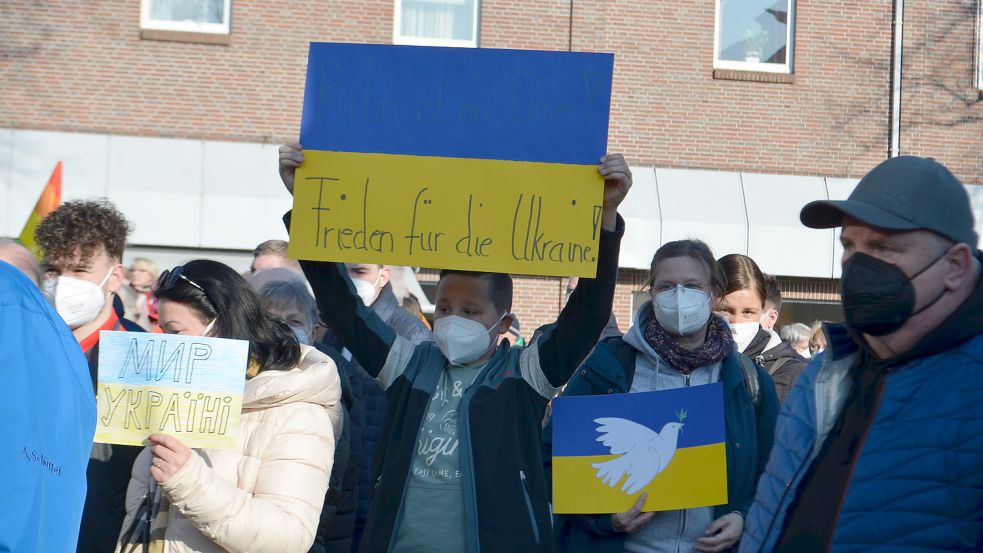 Selbst gebastelte Transparente bei der Mahnwache. Foto: Hoppe
