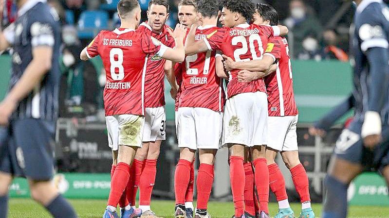 Die Freiburger Spieler jubeln nach dem ersten Tor gegen den VfL Bochum. Foto: David Inderlied/dpa