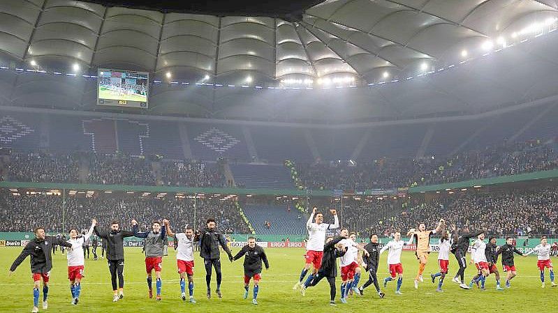 Die Hamburger Spieler feiern den Halbfinaleinzug. Foto: Christian Charisius/dpa