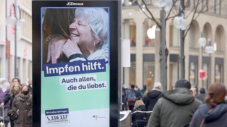 „Impfen hilft. Auch allen, die du liebst“ - Die Sieben-Tage-Inzidenz ist indes wieder leicht gestiegen. Foto: Oliver Berg/dpa