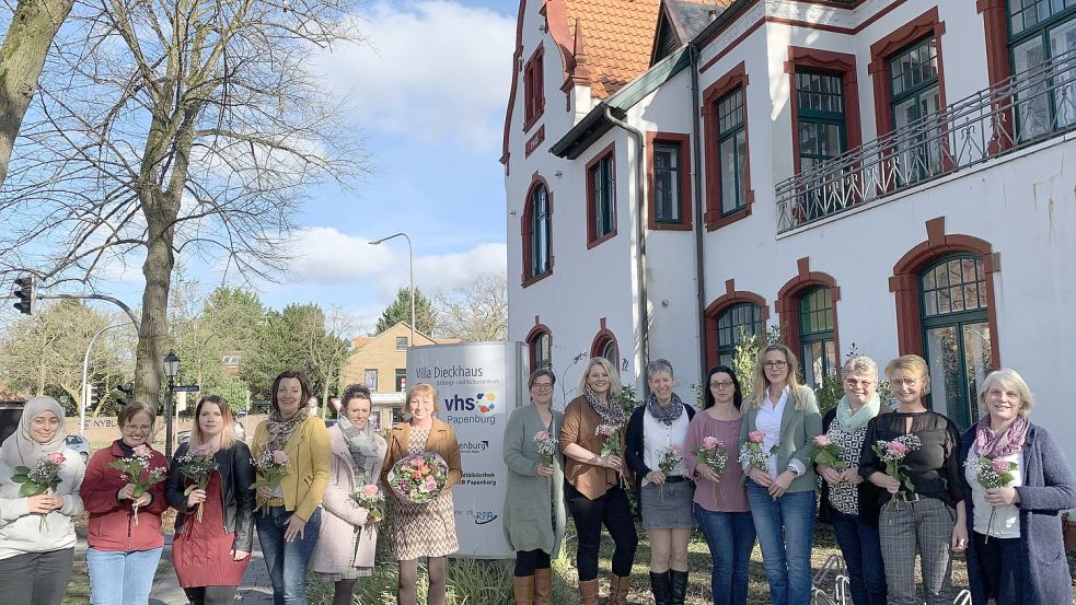 Freuen sich über den Abschluss als Betreuungskraft (von links): Salma Benzina (Saterland), Denise Büscher, Nadine Hobbiebrunken, Danielle Kramer, Heike Weerts (alle Ostrhauderfehn), Anja Connemann (Dörpen), Petra Funke (Rhauderfehn), Silvia Groen (Bunde), Almut Hemmes, Helga   Liebsch, Silke Sauer (alle Weener), Ursula Pruin und Kerstin Schröder-Hartema (alle   Jemgum) sowie Irmgard Siemer-Diehl als Lehrgangsleiterin. Foto: VHS Papenburg