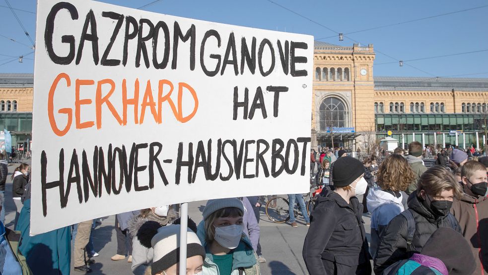 Wenn es nach dieser Teilnehmerin geht, sollte der Altkanzler Hannover nicht mehr betreten dürfen. Foto: Imago Images/localpic