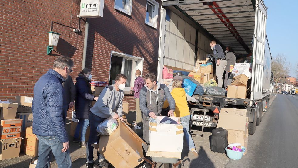 Schüler der Soeste-Schule Elisabethfehn und etliche andere freiwillige Helfer verstauten die Hilfsgüter im Transporter, den der Saterländer Unternehmer Jens Schön zur Verfügung gestellt hatte. Foto: Passmann