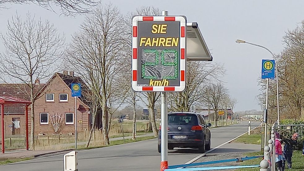 In Midlum steht eine Geschwindigkeitsanzeigetafel vor der Kindertagesstätte. Foto: Vogt