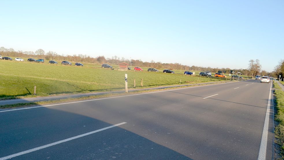 Auf der Zubringerstraße zur Bundesstraße 438 zwischen Collinghorst und der Bundesstraße 70 bildeten sich durch den Unfall im Feierabendverkehr Staus. Foto: Fertig