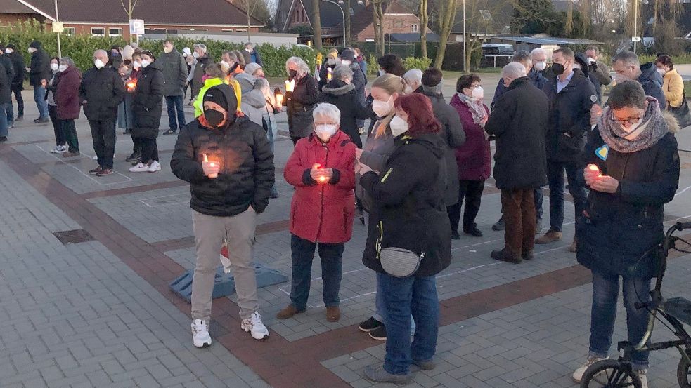 Die Gemeinde Westoverledingen hatte für Donnerstagabend zu einer Mahnwache auf dem Parkplatz beim Rathaus in Ihrhove eingeladen. Rund 200 Personen nahmen daran teil. Foto: Ammermann