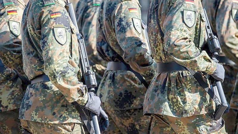 Seit 2011 kein Muss mehr: Kommt die Wehrpflicht zurück?. Foto: Sina Schuldt/dpa