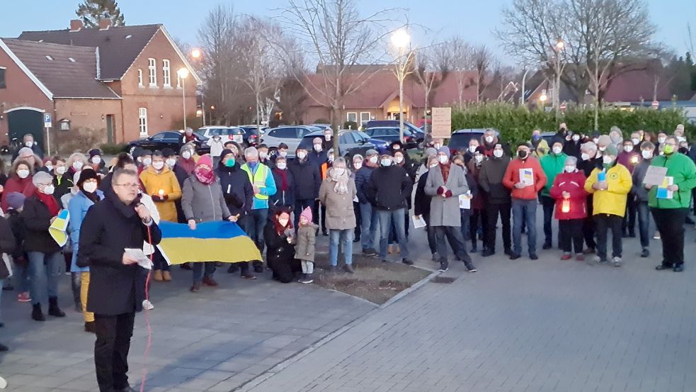 Die Gemeinde Westoverledingen hatte für Donnerstagabend beim Rathaus in Ihrhove zu einer Mahnwache für Frieden und Solidarität mit der Ukraine eingeladen. Foto: Ammermann