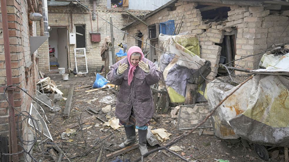 Nach einem Luftangriff auf ein Wohnhaus im ukrainischen Gorenka in der Nähe von Kiew ist diese ältere Frau vollkommen verzweifelt. Foto: Ghirda/AP/dpa