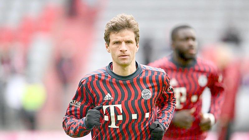 Bayerns Thomas Müller (M) steht gegen Bayer Leverkusen wieder zur Verfügung. Foto: Tobias Hase/dpa