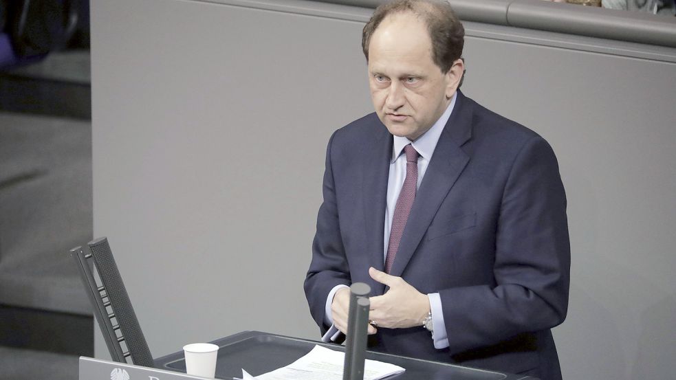 Alexander Graf Lambsdorff (FDP) will Altkanzler Gerhard Schröder Büros und Mitarbeiter streichen. Foto: Sebastian Gabsch via www.imago-images.de