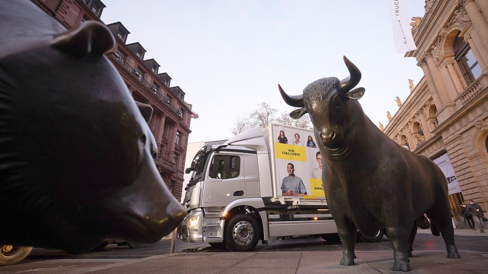 Daimler Truck und Hannover Rück steigen in den Dax auf. Foto: Sebastian Gollnow/dpa