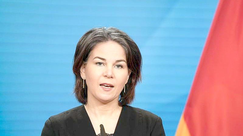 Bundesaußenministerin Annalena Baerbock: „Wir werden weitere Maßnahmen ergreifen, die gezielt in das Machtzentrum Putins treffen.“. Foto: Markus Schreiber/POOL AP/dpa