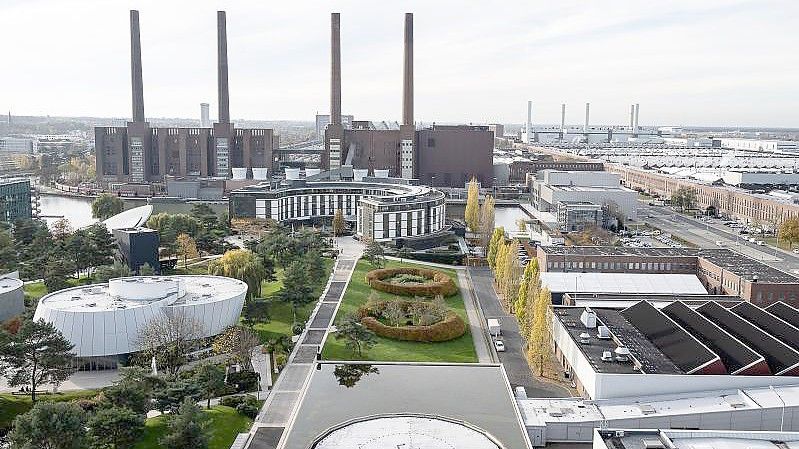 Blick auf das Werksgelände von Volkswagen. Bei der neuen Fabrik für das künftig zentrale VW-Modell Trinity im Großraum Wolfsburg zeichnet sich ein Standort unmittelbar am Stammwerk ab. Foto: Swen Pförtner/dpa
