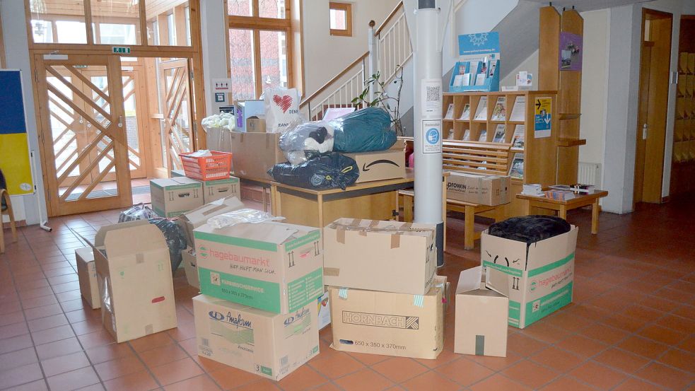Im Erdgeschoss des Saterländer Rathauses in Ramsloh stapeln sich Kartons mit Hilfsgütern, die Saterländer gespendet haben: Kleidung, Lebensmittel, Hygieneartikel und Handtücher. Dies ist nur ein Teil der Sachen, die allein an diesem Freitag für ukrainische Kriegsflüchtlinge gebracht wurden. Foto: Fertig
