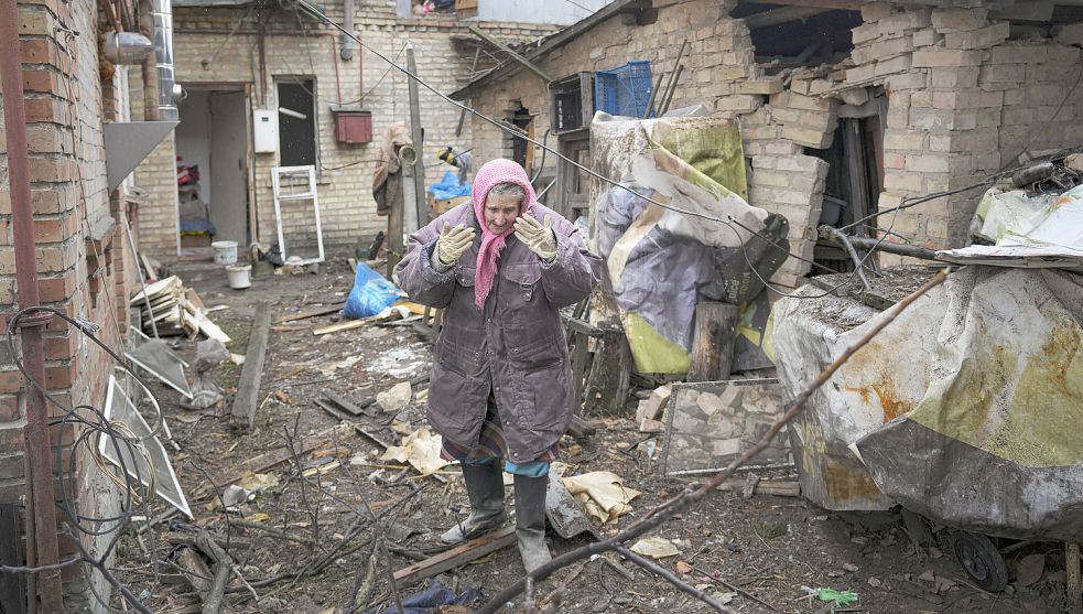 In diesen Tagen im Kriegsgebiet in der Ukraine: Eine Frau wird von ihren Gefühlen überwältigt. Sie steht im Hinterhof eines Hauses, das nach Angaben von Anwohnern durch einen russischen Luftangriff beschädigt wurde. Foto: DPA