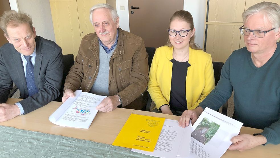 Wilhelm Roßbach (2. von links) und Helwig Weber (rechts) vom Förderverein Tourismus Rhauderfehn übergaben einen Ideen-Katalog an Bürgermeister Geert Müller und Touristik-Fachkraft Daniela Kirschstein. Foto: Radtke