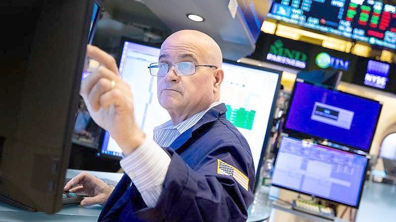 Ein Händler arbeitet an der New Yorker Börse. Foto: Allie Joseph/NYSE/XinHua/dpa