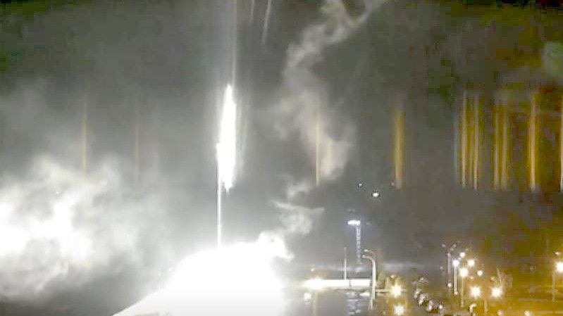 Videostandbild von einem Brand im Kernkraftwerk Saporischschja. In Europas größtem Kernkraftwerk war ein Feuer ausgebrochen. Foto: Uncredited/Kernkraftwerk Saporischschja via AP/dpa