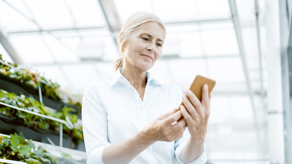Die App femfeel soll Frauen in den Wechseljahren mit hilfreichen Tipps zur Seite stehen. Foto: imago images/Westend61