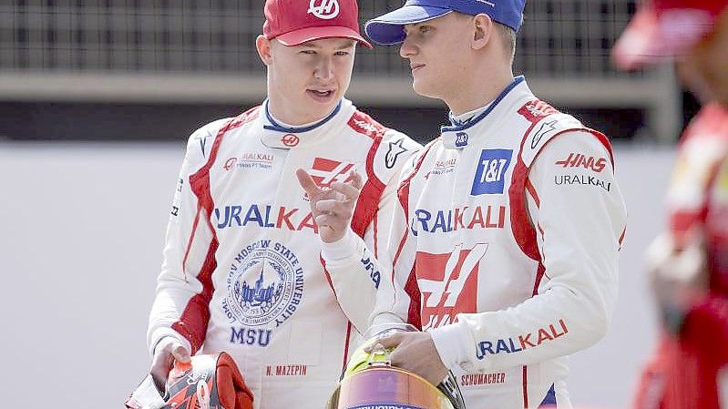 Das Formel-1-Team Haas trennt sich vom Piloten Nikita Masepin aus Russland (l), hier im Gespräch mit Mick Schumacher. Foto: James Gasperotti/ZUMA Wire/dpa