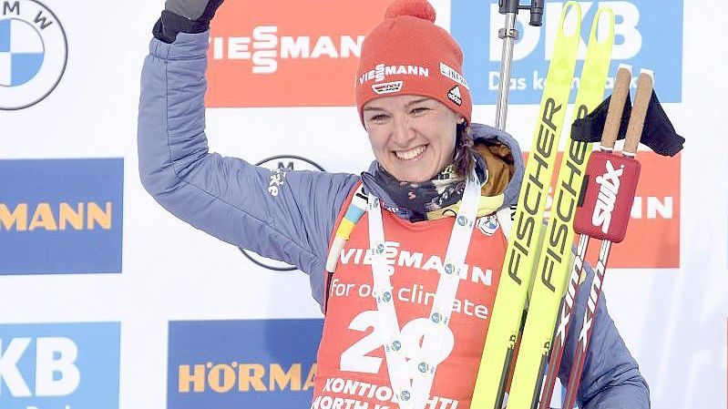 Die Biathletin Denise Herrmann geht nach ihrem Sieg im Sprint als Erste in das Verfolgungsrennen. Foto: Vesa Moilanen/Lehtikuva/dpa