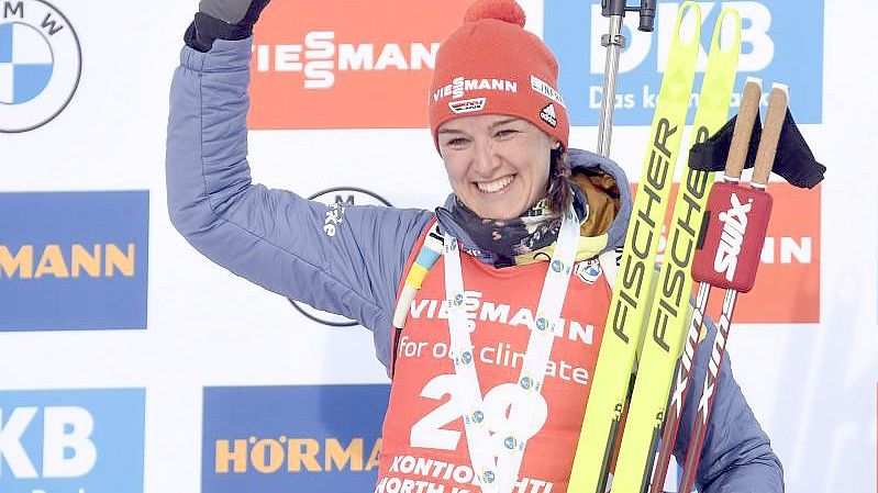 Die Biathletin Denise Herrmann geht nach ihrem Sieg im Sprint als Erste in das Verfolgungsrennen. Foto: Vesa Moilanen/Lehtikuva/dpa