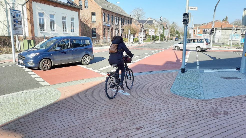 Die roten Fahrradstreifen könnten in Zukunft eine Gefahr werden, so Fahrlehrer Wahl. Foto: Kierstein