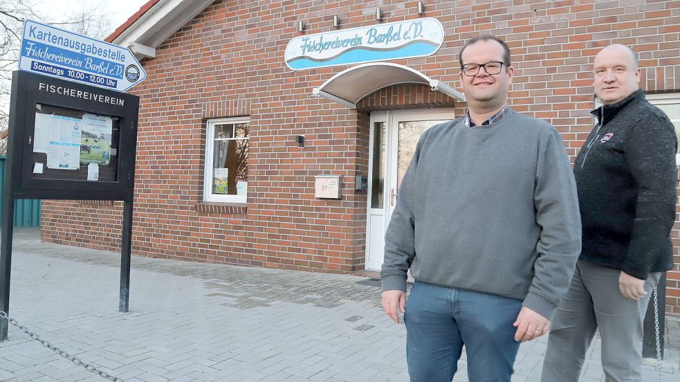 Beim Fischereiverein Barßel hofft man auf ein Ende das Pandemie. Stolz auf das eigene Vereinsheim sind (von links) Vorsitzender Eilert Büscherhoff und sein Stellvertreter Johannes Fresenborg. Foto: Passmann