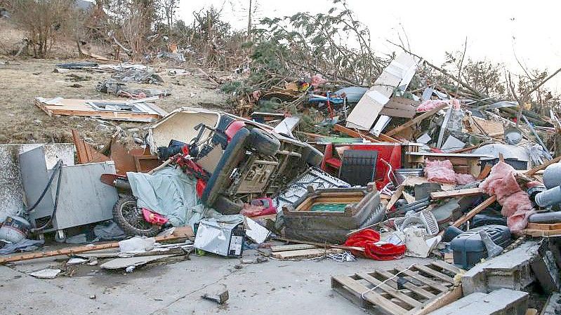 Die Überreste eines Hauses liegen nach einem Tornado im US-Bundesstaat Iowa zwischen Trümmern verstreut. Foto: Bryon Houlgrave/The Des Moines Register/AP/dpa