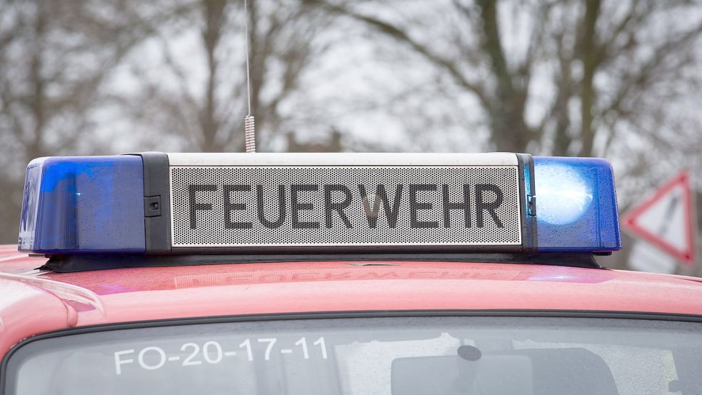 Die Feuerwehr rückte in der Nacht zu Sonntag nach Emden aus. Symbolfoto: DPA