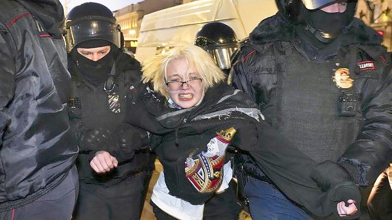 Überall in Russland gehen Menschen gegen den Krieg auf die Straße - viele werden festgenommen, wie hier eine Frau in St. Petersburg Ende Februar. Foto: Dmitri Lovetsky/AP/dpa