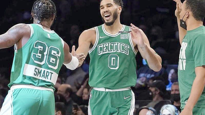 Mit 54 Punkten überragender Spieler gegen die Nets: Celtics-Forward Jayson Tatum (M). Foto: John Minchillo/AP/dpa