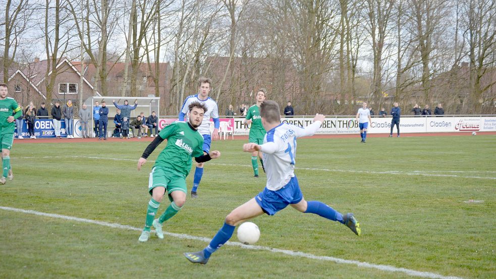 Ramslohs Tobias Böhmann erzielt in dieser Szene eines seiner drei Tore. Foto: Weers